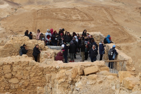 מסיירים במצדה. צילום: יואב דביר