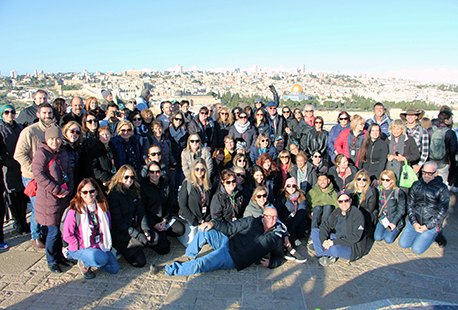 משתתפי הסמינר על רקע העיר העתיקה בירושלים.  צילום: יואב דביר, ארכיון הצילומים של קקל

משתתפי הסמינר על רקע העיר העתיקה בירושלים.  צילום: יואב דביר, ארכיון הצילומים של קקל