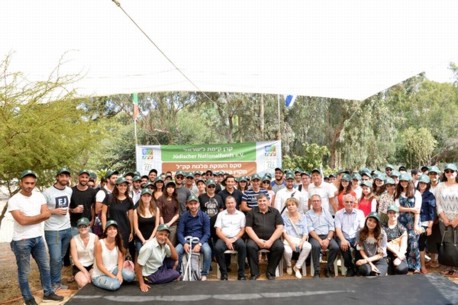 הסטודנטים הזוכים במלגות מטעם קרן בנדר לשנות הלימודים תשעח - תשס ומשתתפי טקס חלוקת המלגות. צילום: ארכיון הצילומים של קקל