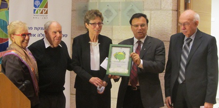 הענקת תעודת הפרס לפרופ' אל-פלג.  צילום: תניה זיסקינד
