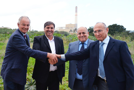 משמאל לימין : המרקיז הרביעי מרדינג סיימון אייזקס, יו"ר קק"ל דני עטר, יו"ר קק"ל בריטניה שמואל חייק, יו"ר עמית קק"ל עוזי לנדאו. צילום: יוסי זלינגר משמאל לימין : המרקיז הרביעי מרדינג סיימון אייזקס, יו"ר קק"ל דני עטר, יו"ר קק"ל בריטניה שמואל חייק, יו"ר עמית קק"ל עוזי לנדאו. צילום: יוסי זלינגר