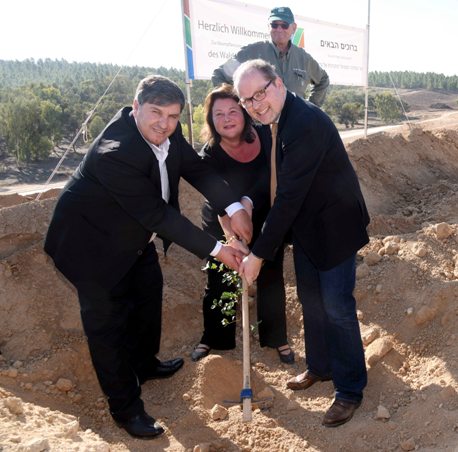 משמאל לימין: יו"ר קק"ל דני עטר, נשיאת קק"ל גרמניה שרה זינגרוסגן שר המשפטים בממשלת גרמניה קריסטיאן לנגה. צילום: דודו גרינשפן משמאל לימין: יו"ר קק"ל דני עטר, נשיאת קק"ל גרמניה שרה זינגרוסגן שר המשפטים בממשלת גרמניה קריסטיאן לנגה. צילום: דודו גרינשפן