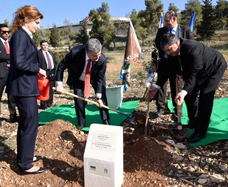 נשיא אוקראינה פטרו פורושנקו עם אשתו מרינה ויו"ר קק"ל דני עטר. צילום: אבי חיון