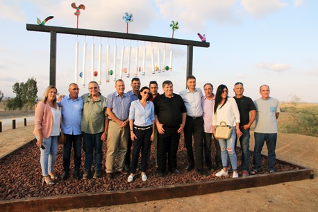 יו"ר קק"ל  (בשחור, במרכז) ומשתתפי טקס חנוכת יער ניר משה המחודש. צילום: יעקב שקולניק, ארכיון הצילומים של קק"ל
