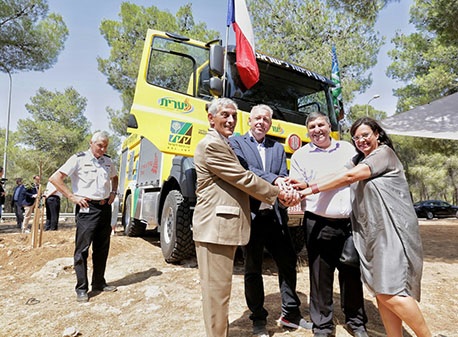 יו"ר קק"ל דניאל עטר והאורחים מצ'כיה בטקס חנוכת הכבאית. צילום: אדי ישראל