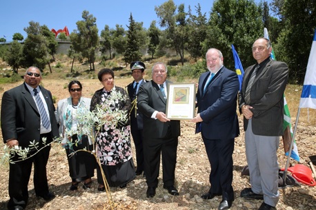 הענקת תעודה לנשיא נאורו לאחר שנטע את העץ בחורשת האומות בירושלים.  צילום: יוסי זמיר