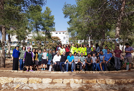 משתתפי אירוע ט"ו בשבט 2018 באלעד בתמונה קבוצתית.  צילום: באדיבות קהילת אלעד