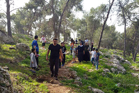 משתתפי אירוע ט"ו בשבט 2018 באלעד בטיול ביער הקהילתי.  צילום: באדיבות קהילת אלעד