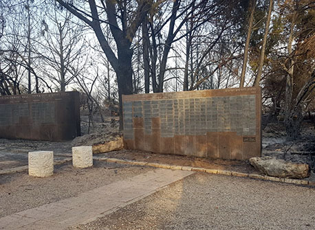 קירות הנצחה שרופים ביער בן שמן. צילום: אורי שמואלי