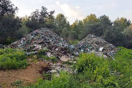 ערימת פסולת בניין שהושלכה ביעררות בן-שמן.  צילום: יערני קק"ל