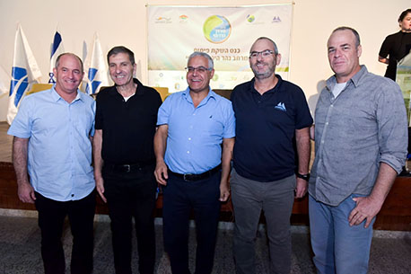 משתתפי כנס ההשקה לתכנית האב לפיתוח מרחב נהר הירדן הדרומי. מימין לשמאל: ראש המועצה האזורית עמק הירדן עידן גרינבאום, מנכ"ל רשות ניקוז ונחלים ירדן דרומי עובד יבין, ראש עיריית בית שאן ג'קי לוי, יו"ר קק"ל דניאל עטר ראש המועצה האזורית עמק המעיינות ויו"ר רשות ניקוז ונחלים ירדן דרומי יורם קרין. צילום: מיכאל חורי, ארכיון הצילומים של קק"ל 