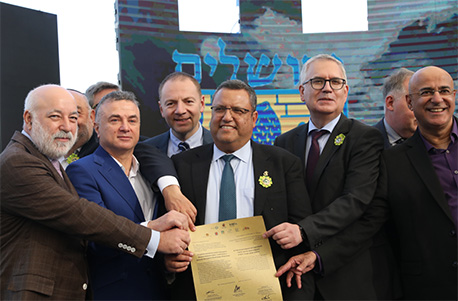 משתתפי טקס הנחת אבן הפינה לאנדרטה לזכר לוחמי מלחמת העולם השנייה ונופלי המצור על העיר לנינגרד   צילום: יוסי זמיר, ארכיון הצילומים של קק"ל