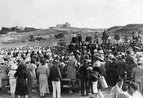 טקס הנחת אבן הפינה לבית החולים הדסה, הר הצופים, ירושלים. קקל רכשה את האדמות עבור בית החולים. צילום: הארכיון הציוני