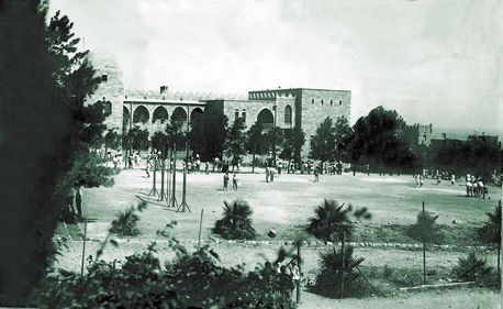 בית הספר הריאלי בחיפה. הוקם על אדמות שנגאלו על ידי קקל. צילום: ארכיון הצילומים של קק''ל