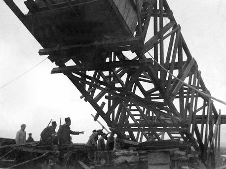 מתיישבי חומה ומגדל מקימים את המגדל וקובעים עובדה בשטח. צילום: ארכיון הצילומים של קק''ל