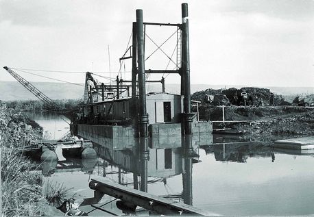 עבודות ייבוש החולה. צילום: ארכיון הצילומים של קק''ל