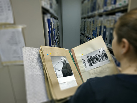 עיון בתיק היסטורי בארכיון הצילומים של קק"ל.  צילום: נעמי הדרי, באדיבות הארכיון