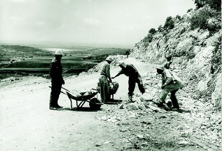 סלילת כביש ברמת אידמית, אוגוסט 1962. צילום: ארכיון הצילומים של קק''ל