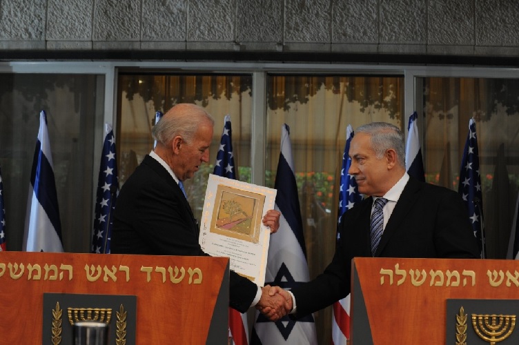 תצלום נתניהו ביידן לוחצים ידיים בעת הענקת התעודה צלם, אבי אוחיון, לע"מ תצלום נתניהו ביידן לוחצים ידיים בעת הענקת התעודה צלם, אבי אוחיון, לע"מ
