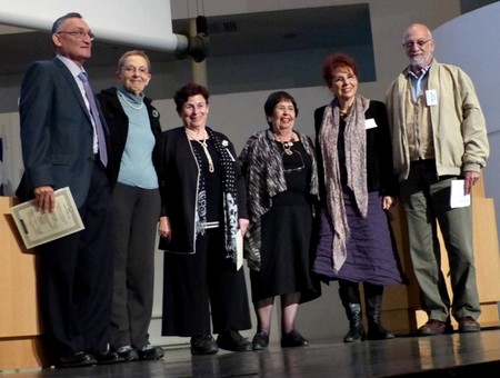 פנחס כהנא (משמאל) מקבל את הפרס מחברי ועדת הפרס של איגוד המתכננים הישראלי.
צילום: ערן רזין