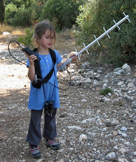 יובל פרידמן משתתפת במחקר של אביה. צילום: גלעד פרידמן, ארכיון הצילומים של קק''ל