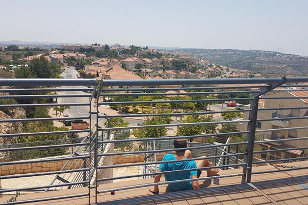 מבט מהמצפור לעבר היישוב נווה דניאל. צילום: מירה זר
