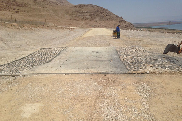 העבודות לסלילת דרך הביטחון באבנת. צילום: יואב ספאחי