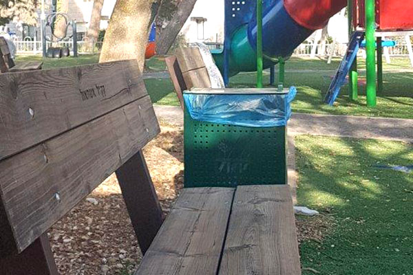 ספסלי ישיבה בגן. צילום: מירה זר