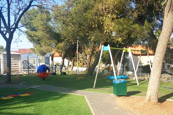 מתקני משחקים בגן. צילום: מירה זר