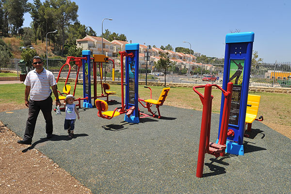 מתקני כושר בפארק. צילום: גיא אסיאג