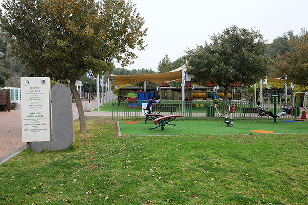 מדשאה ומתקני משחקים. צילום: ישראל פרץ, ארכיון הצילומים של קק"ל