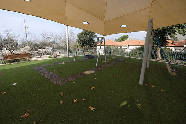 מתקני משחק והצללה במתחם. צילום: אבי הירשפילד, ארכיון הצילומים של קק"ל