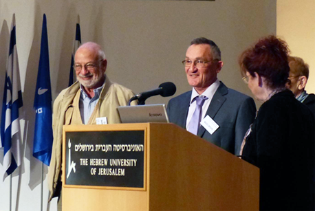 פנחס כהנא נושא דברים בטקס הענתקת הפרס.  צילום: ערן רזין