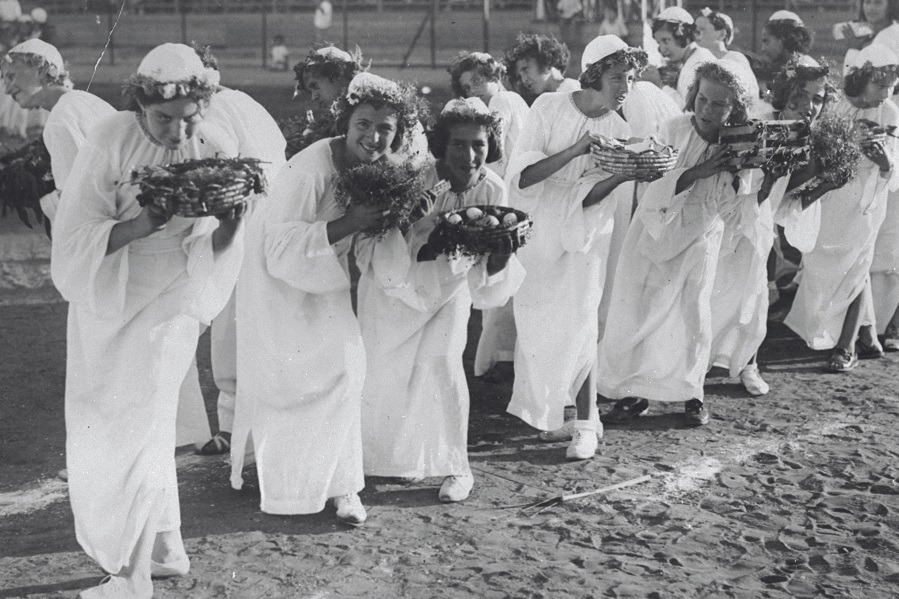 1935. עיר לבנה באמת. הבאת ביכורים בתל אביב צילום: זולטן קלוגר, ארכיון הצילומים של קק"ל