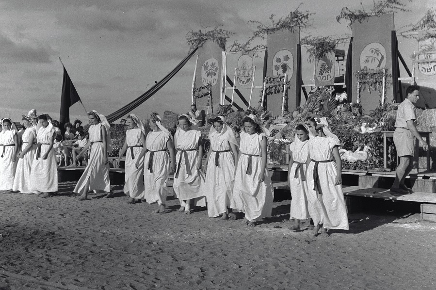 1950. ברגליים יחפות. בנות גבעת ברנר חוגגות שבועות. צילום: ורנר בראון, ארכיון הצילומים של קק"ל