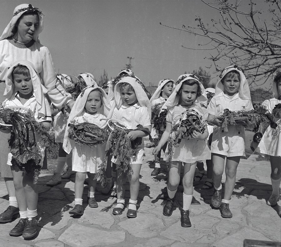 1953. פנו דרך לנו, ביכורים איתנו. ילדי הגן בהדסים מביאים ביכורים. צילום: אריק קומרינר, ארכיון הצילומים של קק"ל