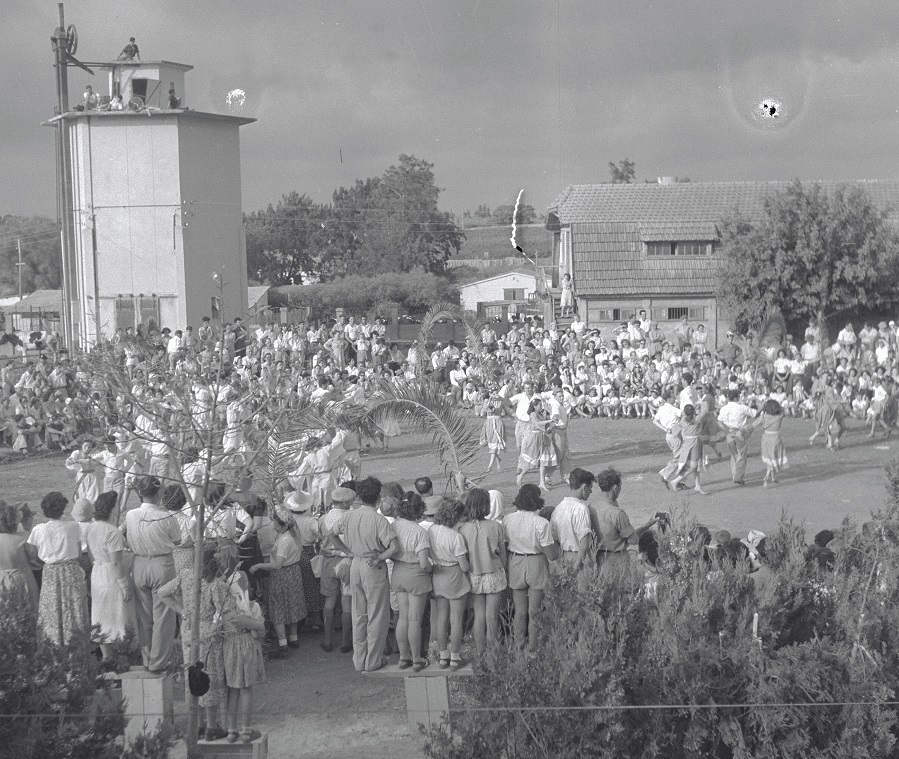 1945. בכיכר ליד הסילו, קיבוץ גן שמואל. צילום: יעקב רוזנר, ארכיון הצילומים של קק"ל