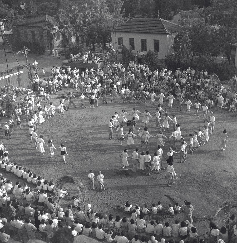 1945. הזורעים בדמעה ברינה ירקודו. שבועות בקיבוץ גבעת שמואל. צילום: יעקב רוזנר, ארכיון הצילומים של קק"ל