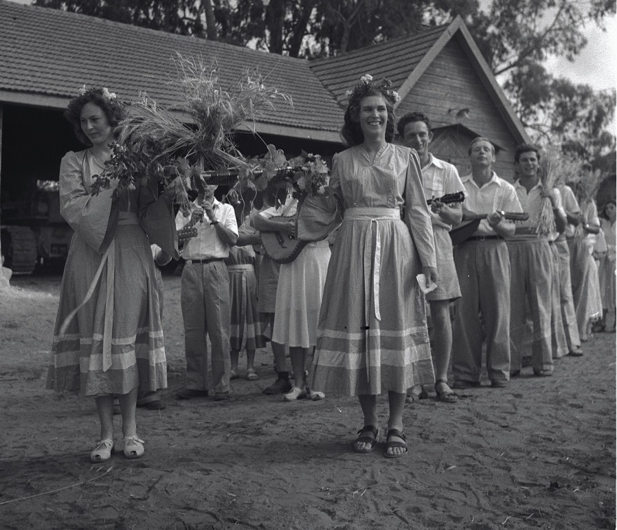 1945. הפרמיירה של היבול. שבועות בקיבוץ גן שמואל. צילום: יעקב רוזנר, ארכיון הצילומים של קק"ל