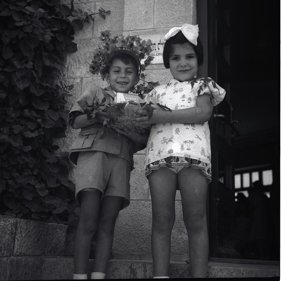 1943. קופסה כחולה בסלסילה. ילדי הגן מצטלמים למזכרת ליד בית קק"ל בירושלים צילום: פוטו אורה, ארכיון הצילומים של קק"ל