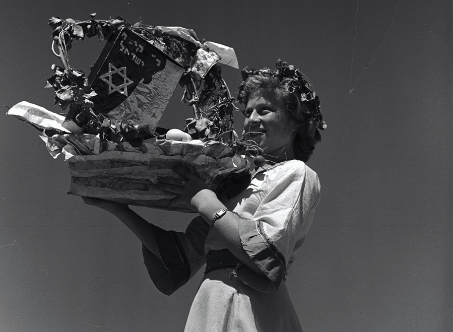 1951, ירושלים. הקופסה הכחולה של קק"ל מעטרת בגאווה את סלסילת הביכורים. צילום: ורנר בראון, ארכיון הצילומים של קק"ל