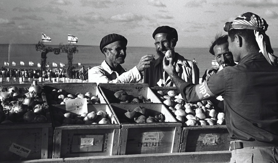 1951. ממשמר הנגב עד סעד. תערוכת התוצרת החקלאית של יישובי צפון הנגב. צילום: שוורץ, ארכיון הצילומים של קק"ל