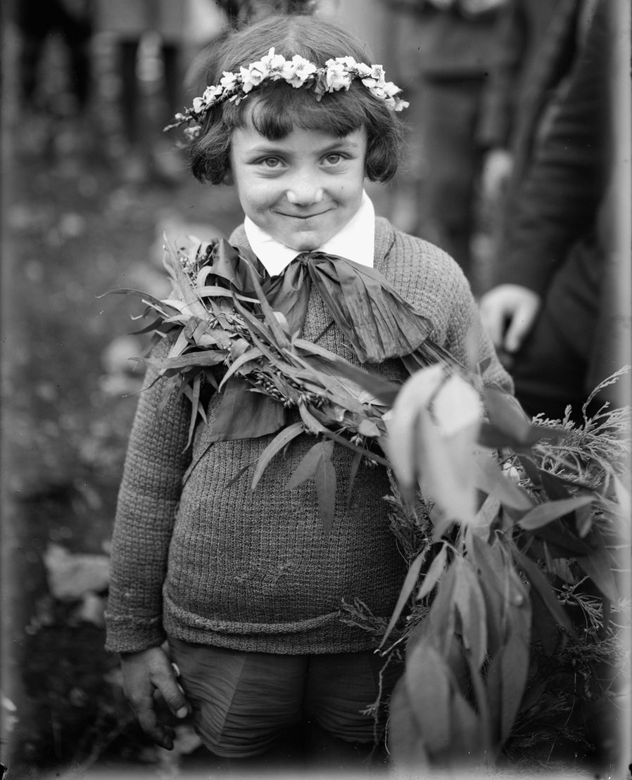 1925, עין  חרוד. עכשיו אני מוכנה לתהלוכה צילום: שמואל יוסף שוויג, ארכיון הצילומים של קק"ל