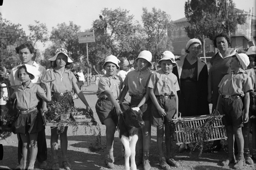 1937, בני הכפרים מעלים ביכורים לירושלים. צילום: אברהם מלבסקי, ארכיון הצילומים של קק"ל