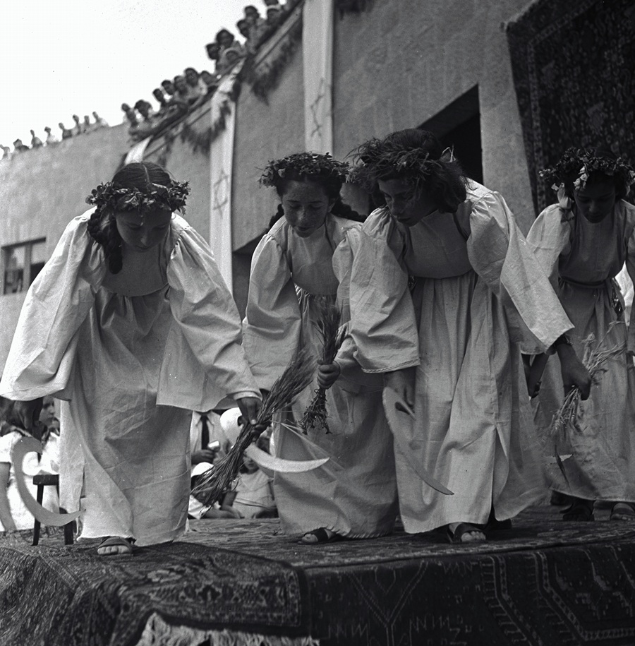 1947. קוצרות ברינה ברחבת בית קק"ל בירושלים. צילום: טים גידל, ארכיון הצילומים של קק"ל