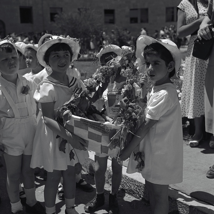 1956, בית קק"ל בירושלים. ילדי הגן בפעולה צילום: פריץ שלזינגר