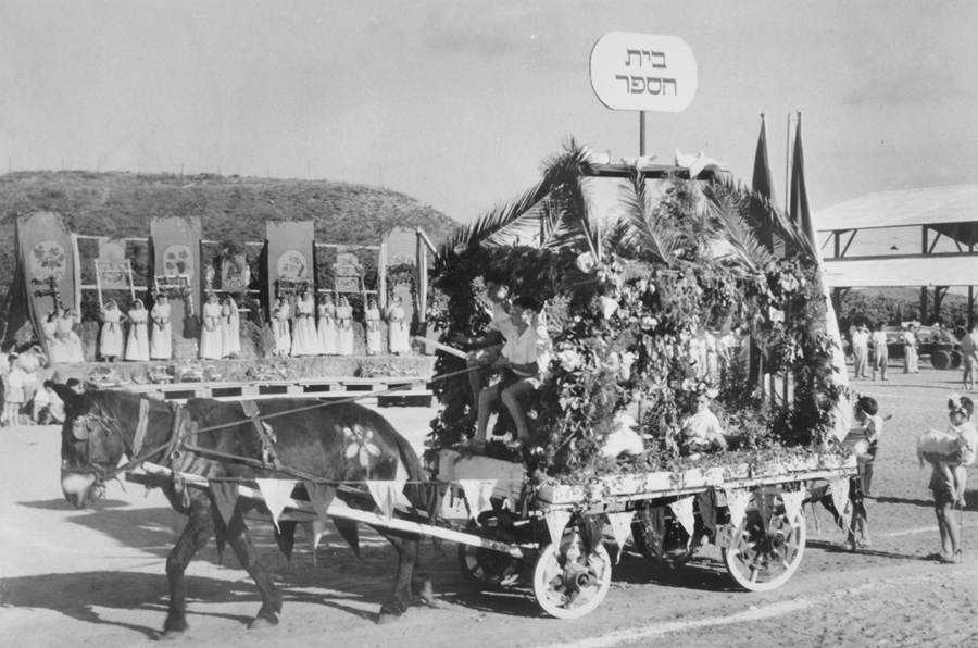1950. תהלוכת שבועות בקיבוץ גבעת ברנר. צילום: ורנר בראון, ארכיון הצילומים של קק"ל