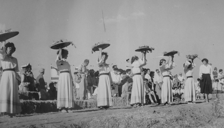 1951. מחוללות צפון הנגב חוגגות שבועות. צילום: ורנר בראון, ארכיון הצילומים של קק"ל