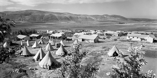 העמק הוא חלום (שהתגשם). בית השיטה 1939 - צילום: אוירון, ארכיון הצילומים של קקל