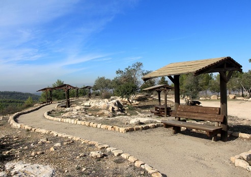 מצפור לוקי ביער נווה אילן. צילום: יעקב שקולניק